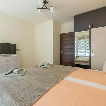Location, Brand New 3 Bdrm & Free Parking Apartment *