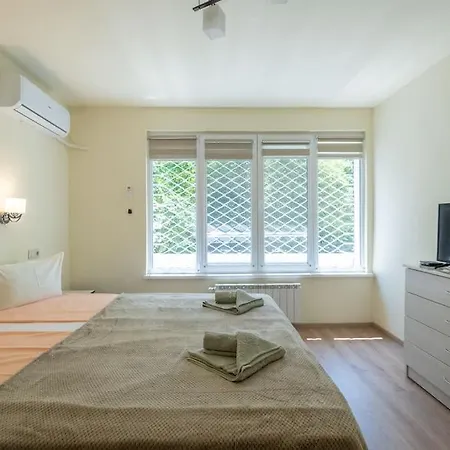 Location, Brand New 3 Bdrm & Free Parking Διαμέρισμα